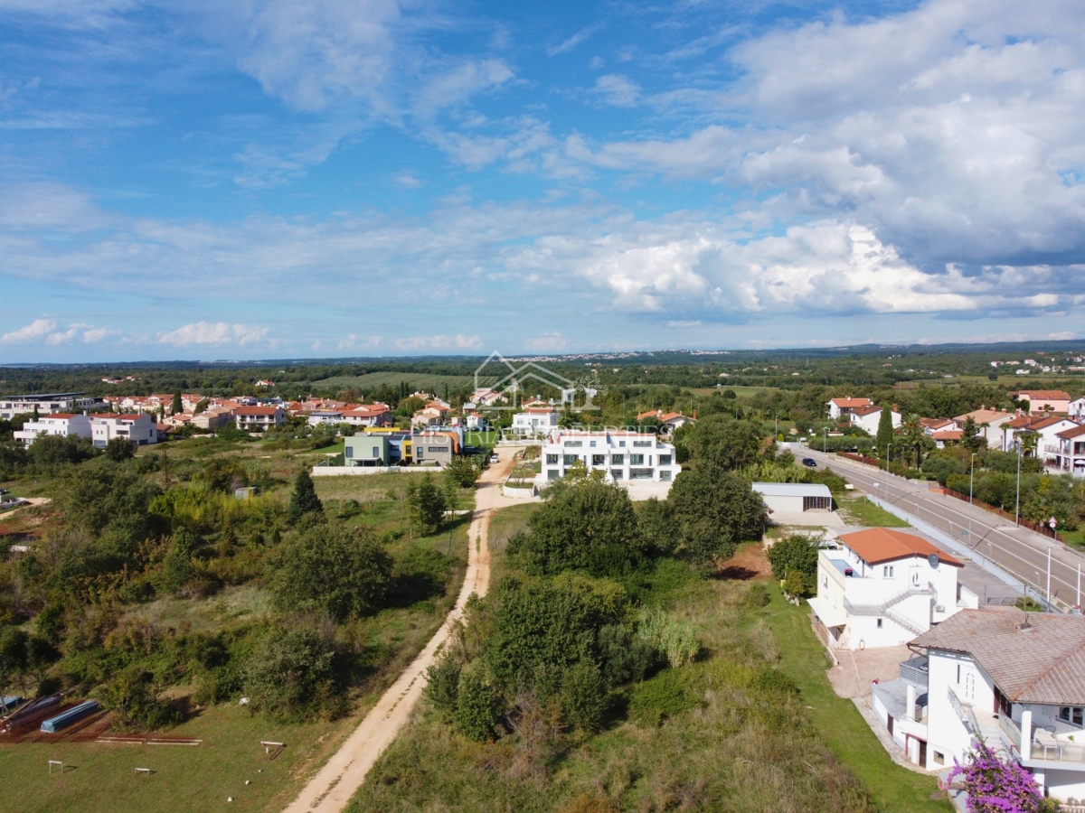 Privlačno zemljišče z razgledom v bližini morja za gradnjo luksuzne vile ali stavbe s 4 apartmaji