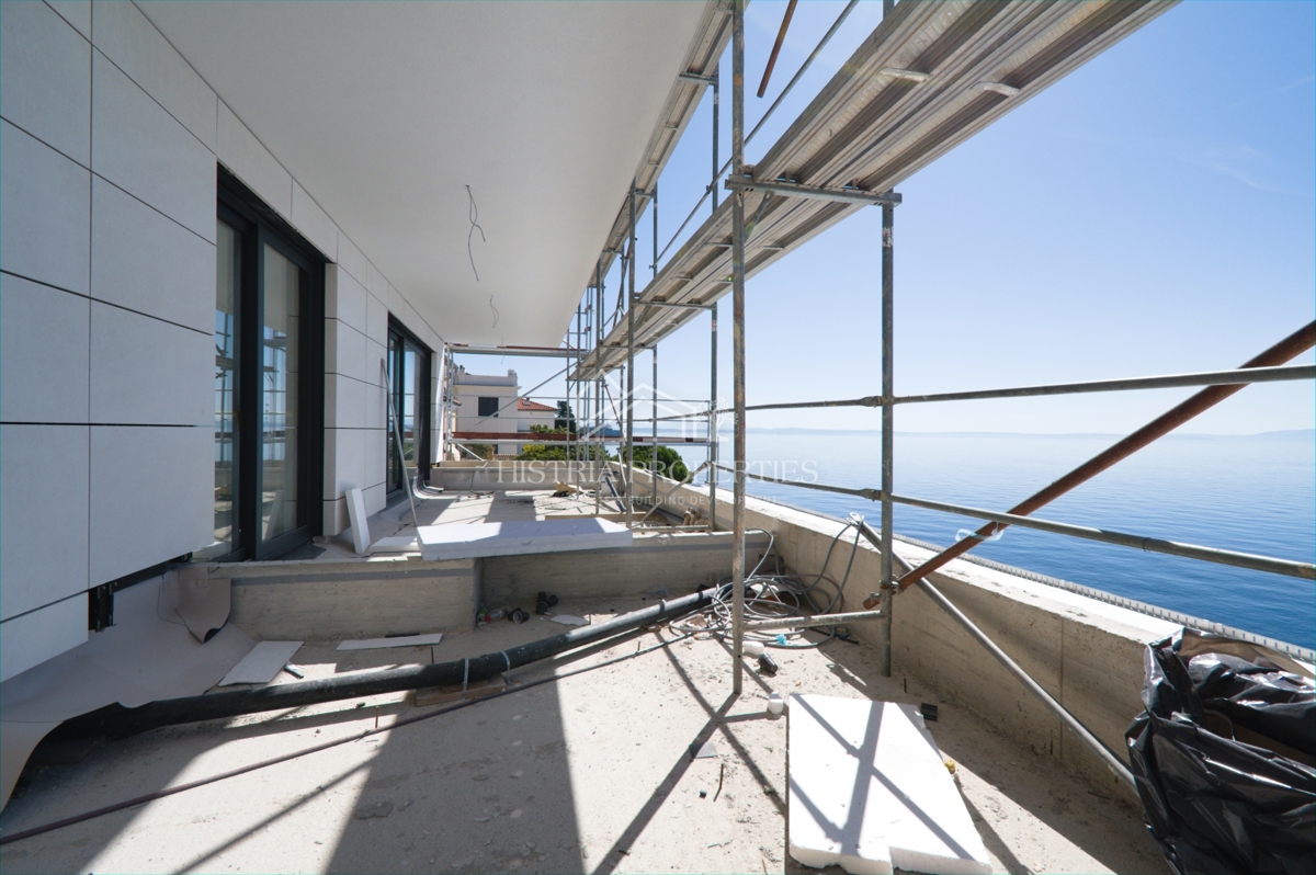 Luksuzno prostorno stanovanje v 1. vrsti do morja s plažo pred stavbo po znižani ceni