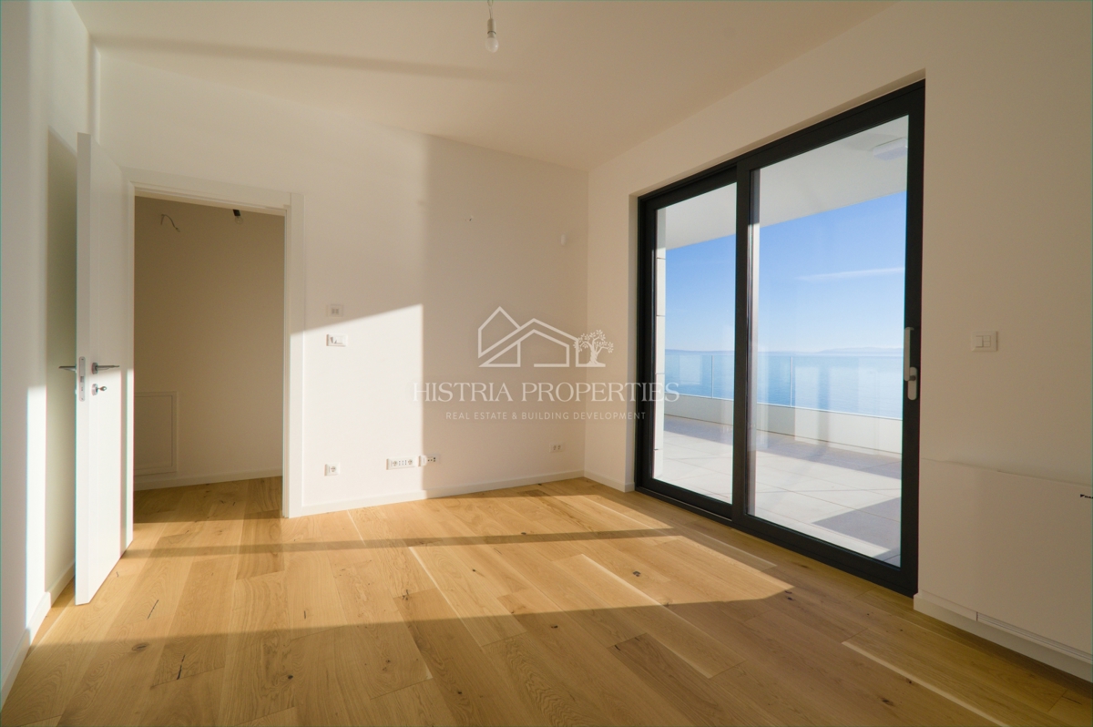 Luksuzno prostorno stanovanje v 1. vrsti do morja s plažo pred stavbo po znižani ceni