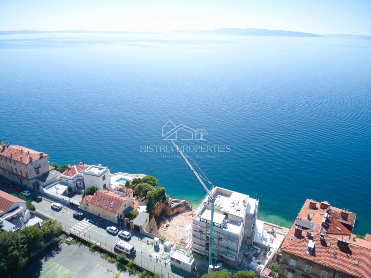 Luksuzno prostorno stanovanje v 1. vrsti do morja s plažo pred stavbo po znižani ceni