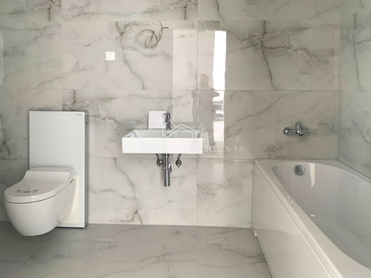 Luksuzno prostorno stanovanje v 1. vrsti do morja s plažo pred stavbo po znižani ceni