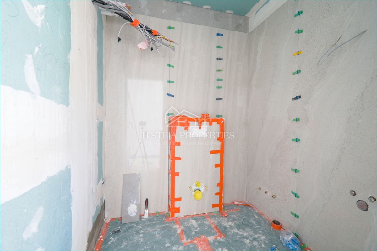 Luksuzno prostorno stanovanje v 1. vrsti do morja s plažo pred stavbo po znižani ceni