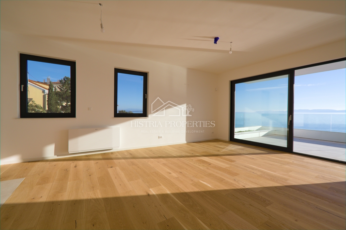 Luksuzno prostorno stanovanje v 1. vrsti do morja s plažo pred stavbo po znižani ceni