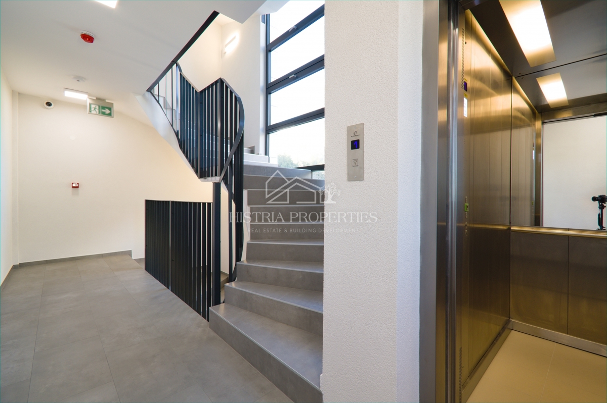 Luksuzno prostorno stanovanje v 1. vrsti do morja s plažo pred stavbo po znižani ceni