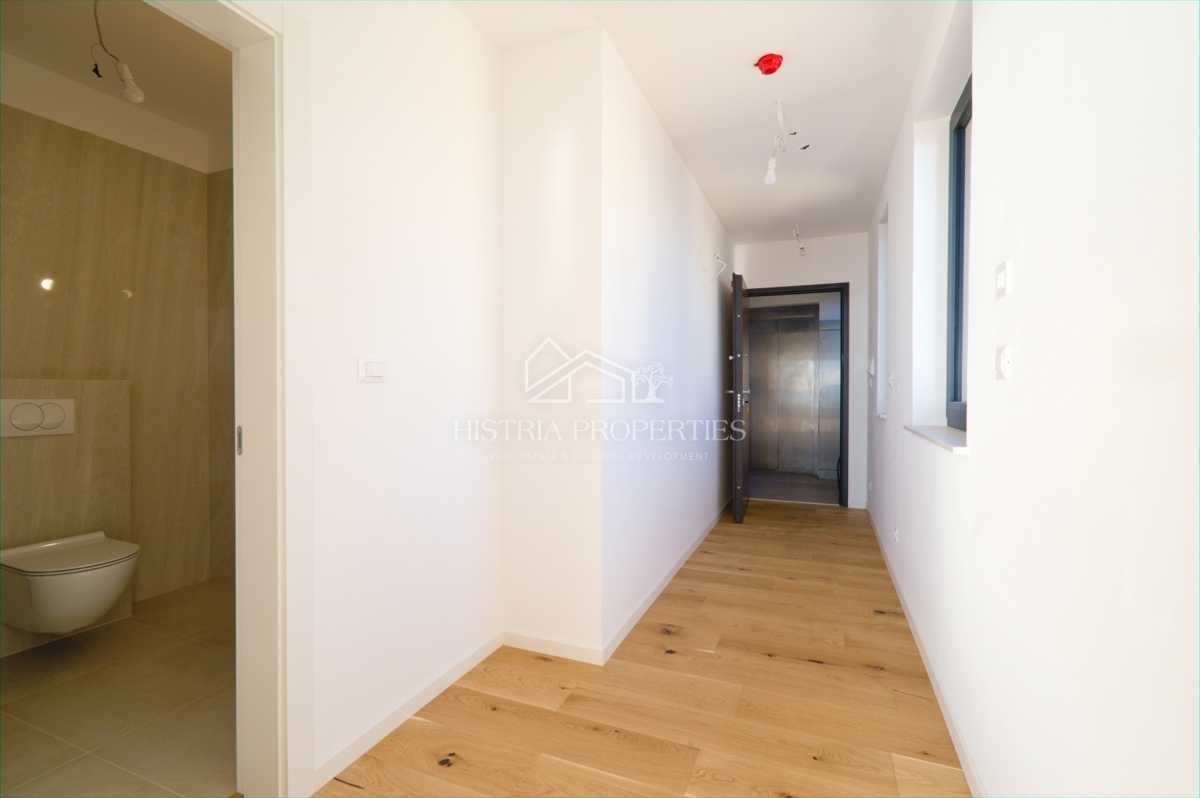 Luksuzno prostorno stanovanje v 1. vrsti do morja s plažo pred stavbo po znižani ceni