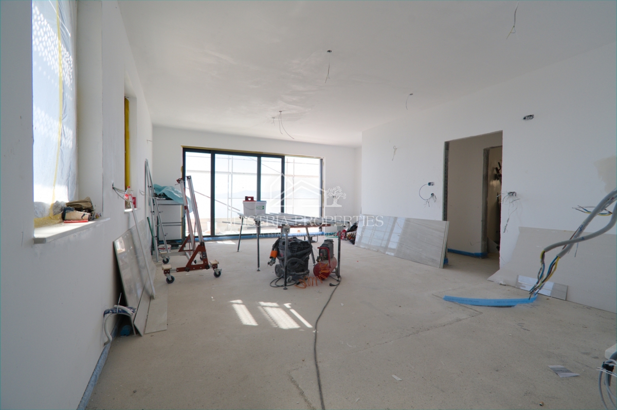 Luksuzno prostorno stanovanje v 1. vrsti do morja s plažo pred stavbo po znižani ceni