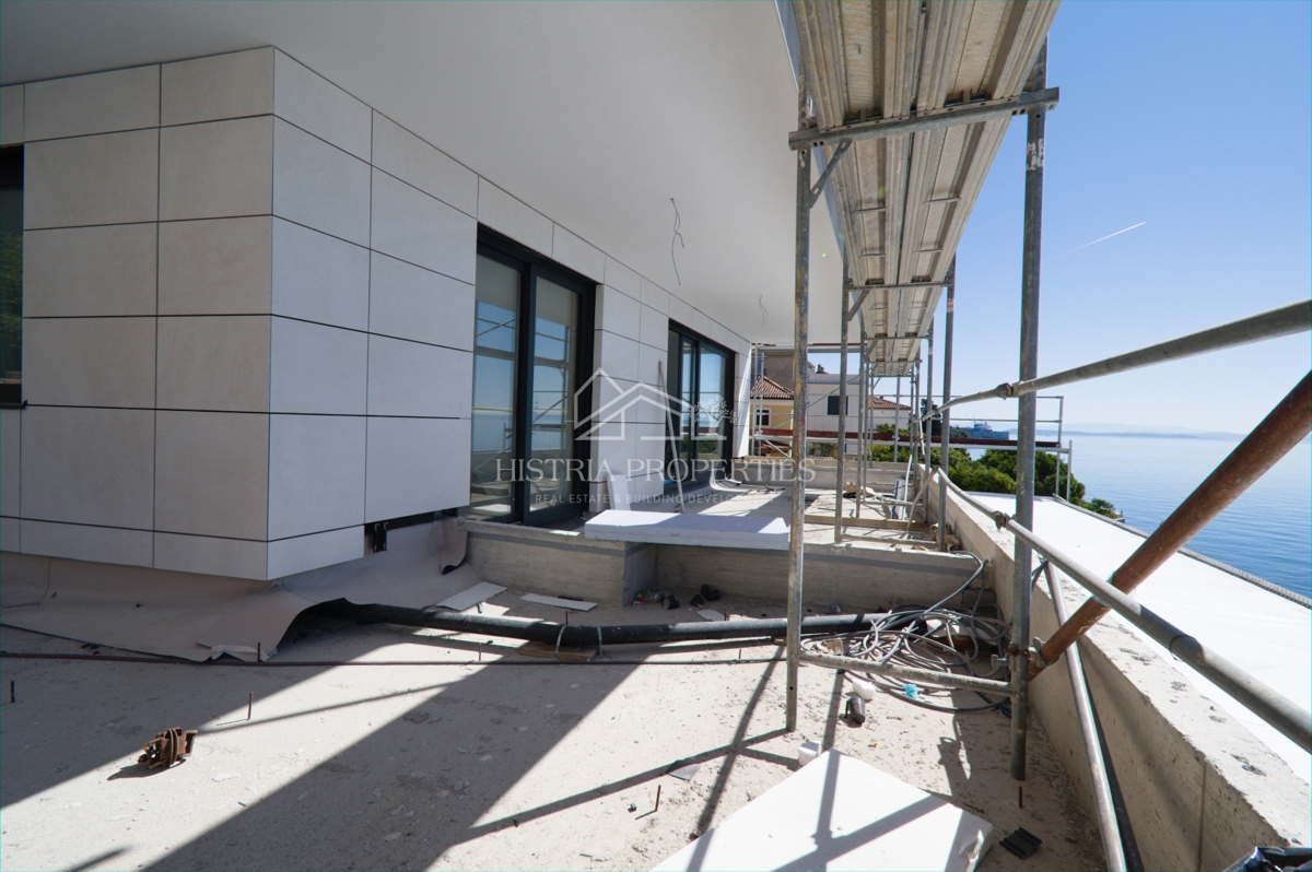 Luksuzno prostorno stanovanje v 1. vrsti do morja s plažo pred stavbo po znižani ceni