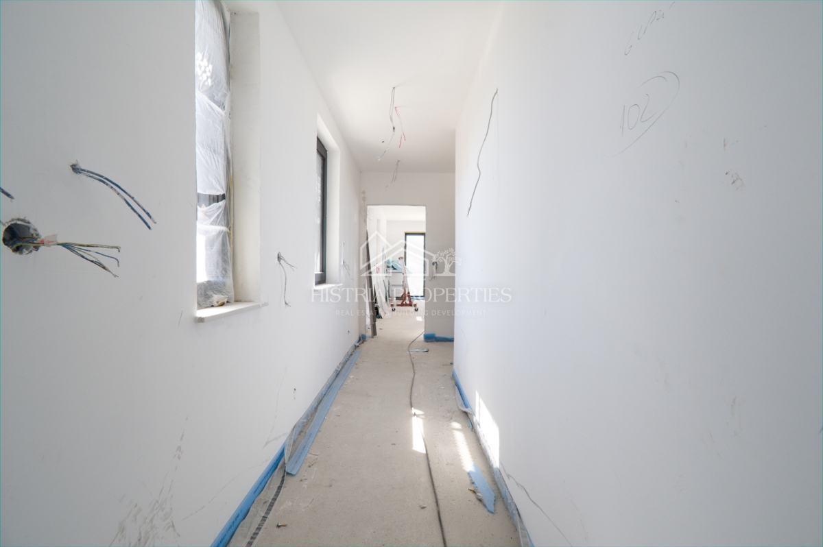 Luksuzno prostorno stanovanje v 1. vrsti do morja s plažo pred stavbo po znižani ceni