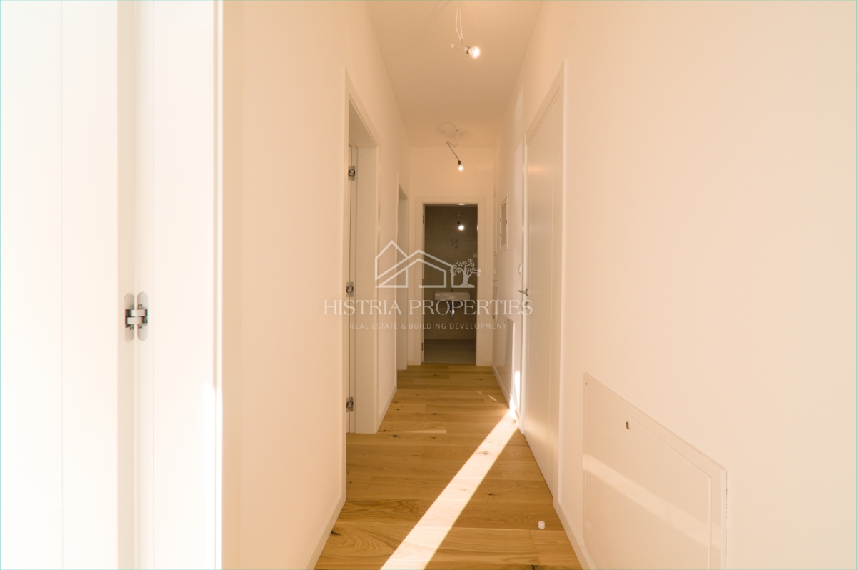 Luksuzno prostorno stanovanje v 1. vrsti do morja s plažo pred stavbo po znižani ceni