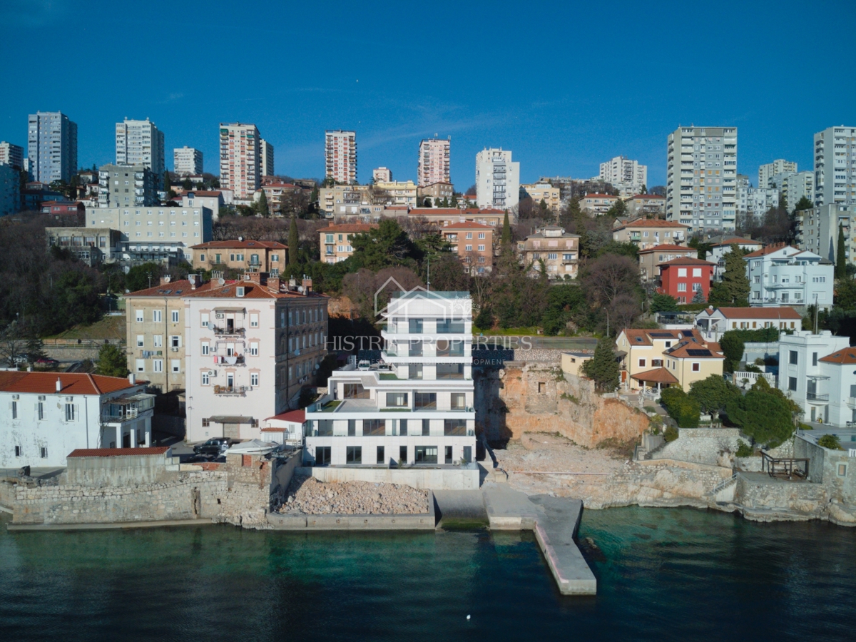 Luksuzno prostorno stanovanje v 1. vrsti do morja s plažo pred stavbo po znižani ceni