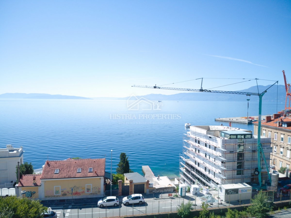 Luksuzno prostorno stanovanje v 1. vrsti do morja s plažo pred stavbo po znižani ceni