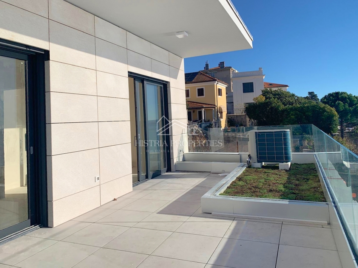 Luksuzno prostorno stanovanje v 1. vrsti do morja s plažo pred stavbo po znižani ceni