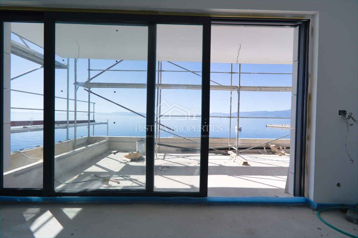 Luksuzno prostorno stanovanje v 1. vrsti do morja s plažo pred stavbo po znižani ceni