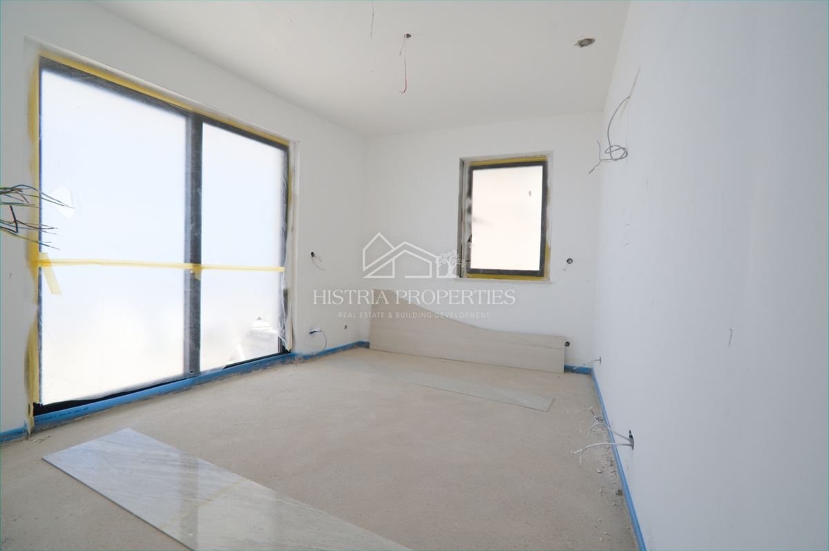 Luksuzno prostorno stanovanje v 1. vrsti do morja s plažo pred stavbo po znižani ceni