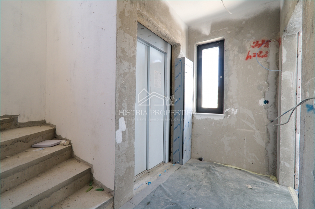 Luksuzno prostorno stanovanje v 1. vrsti do morja s plažo pred stavbo po znižani ceni