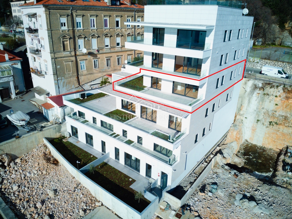 Luksuzno prostorno stanovanje v 1. vrsti do morja s plažo pred stavbo po znižani ceni