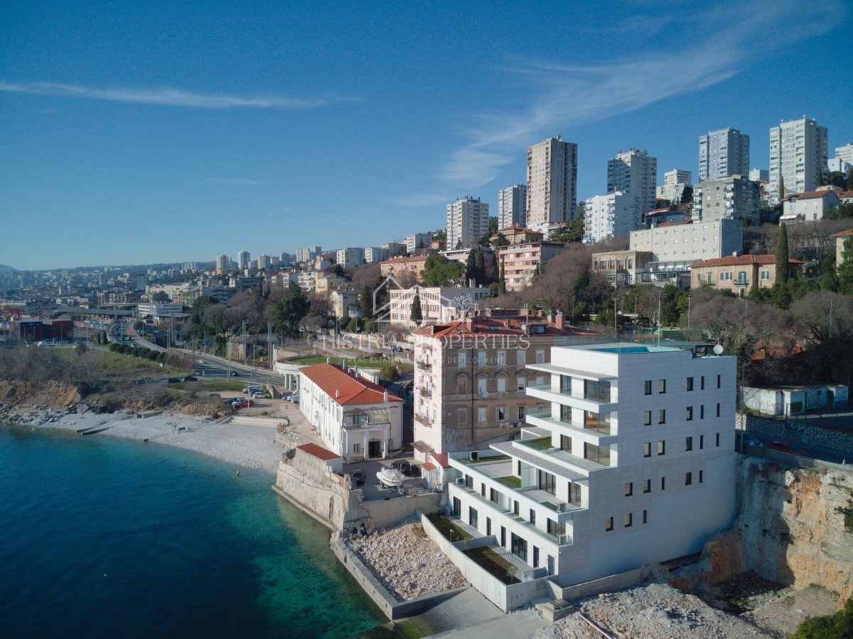 Luksuzno prostorno stanovanje v 1. vrsti do morja s plažo pred stavbo po znižani ceni