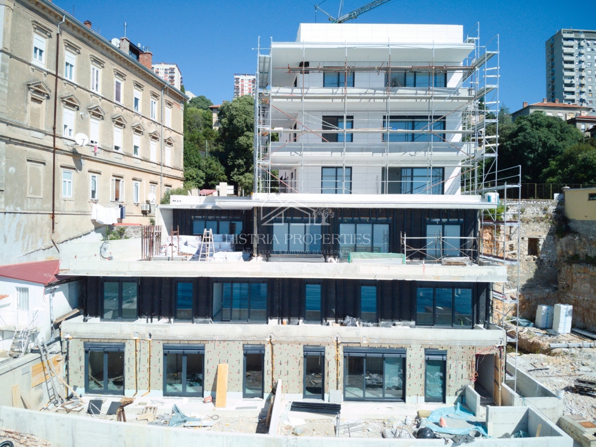 Luksuzno prostorno stanovanje v 1. vrsti do morja s plažo pred stavbo po znižani ceni