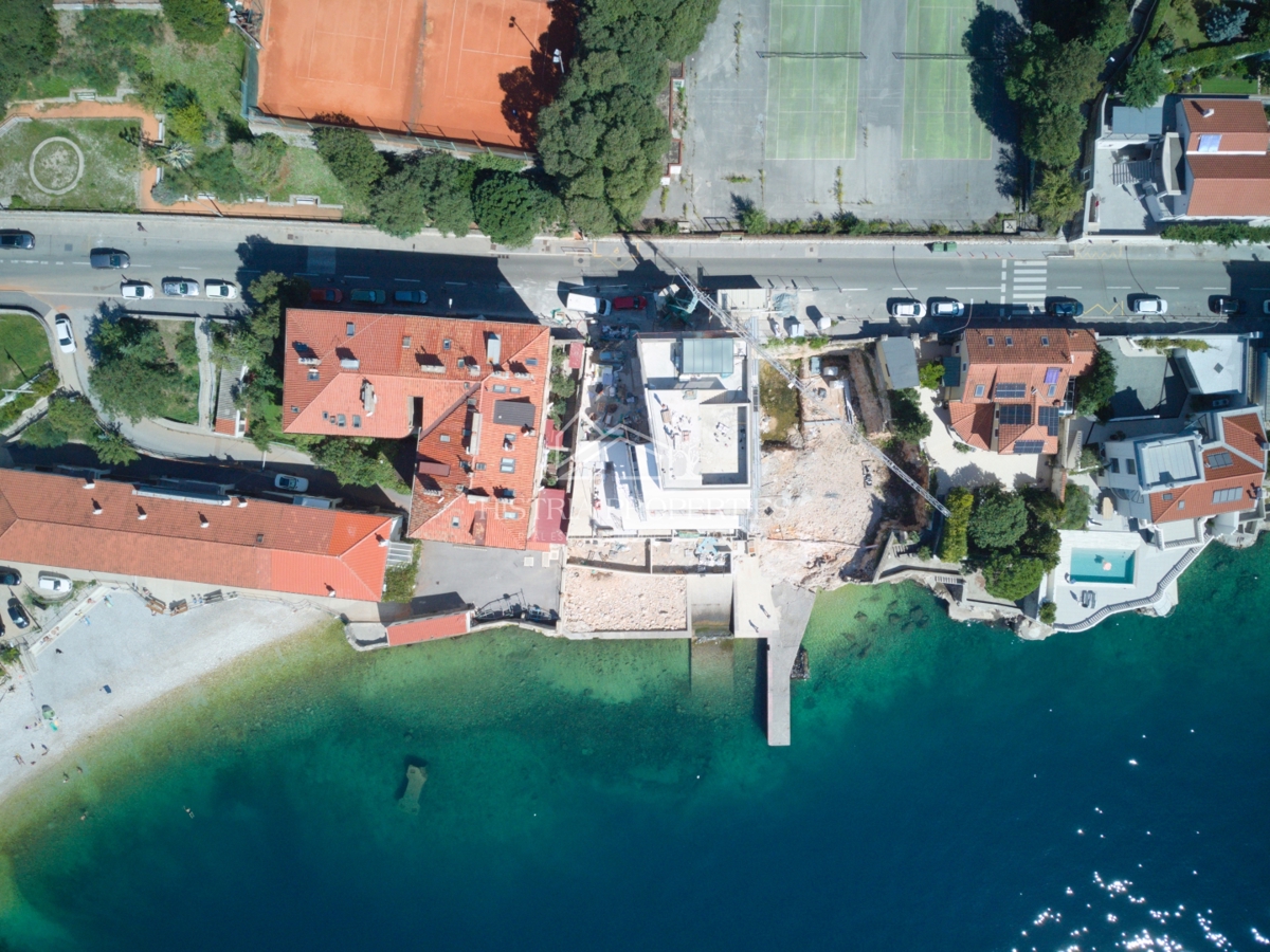 Luksuzno prostorno stanovanje v 1. vrsti do morja s plažo pred stavbo po znižani ceni