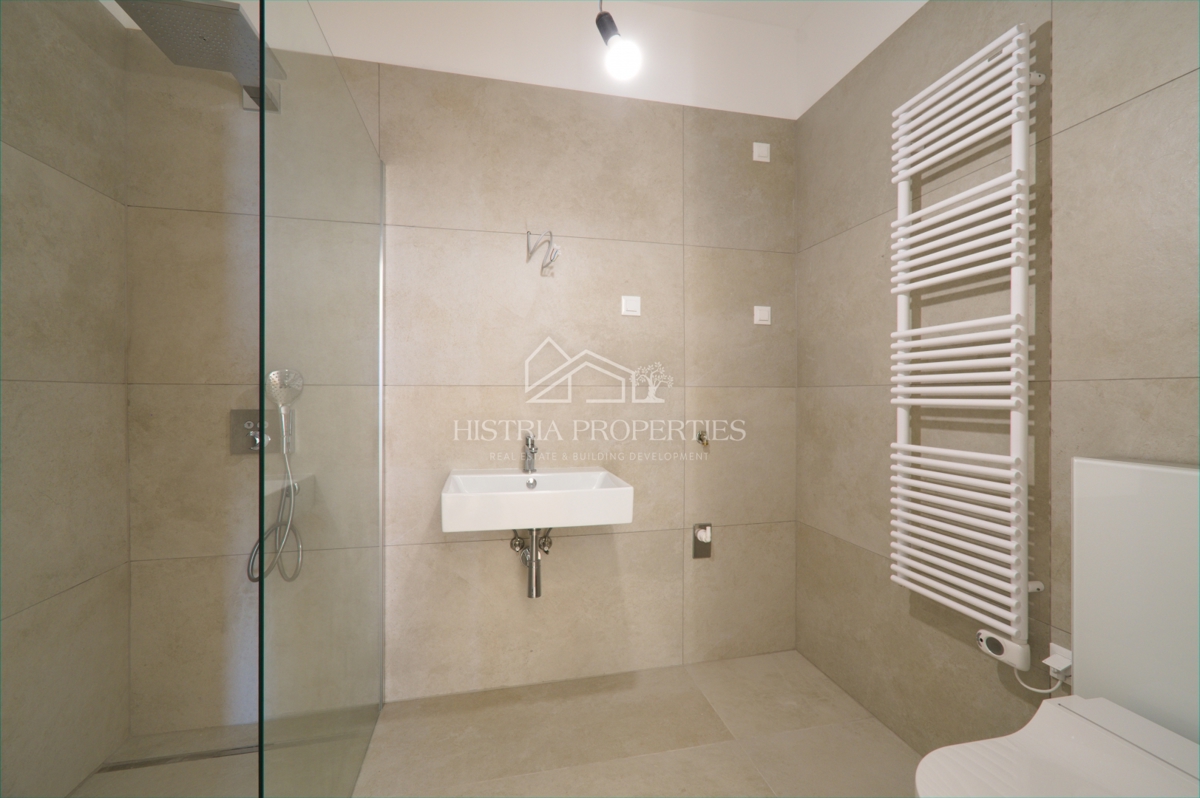 Luksuzno prostorno stanovanje v 1. vrsti do morja s plažo pred stavbo po znižani ceni