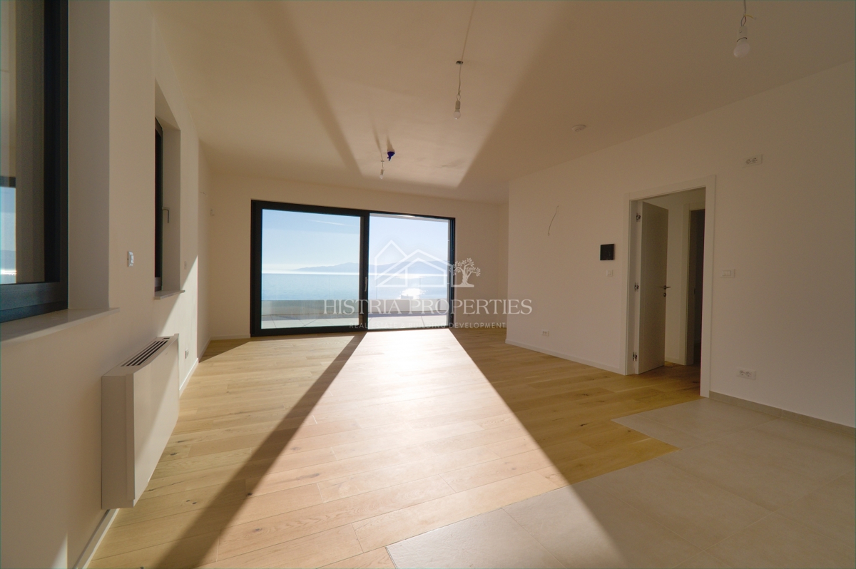 Luksuzno prostorno stanovanje v 1. vrsti do morja s plažo pred stavbo po znižani ceni