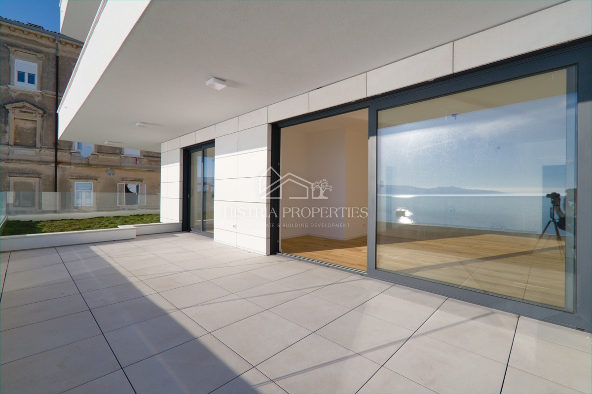 Luksuzno prostorno stanovanje v 1. vrsti do morja s plažo pred stavbo po znižani ceni