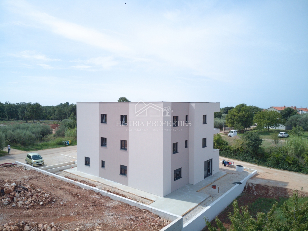 Novo stanovanje s teraso 5,5 km od Poreča v kakovostni novogradnji