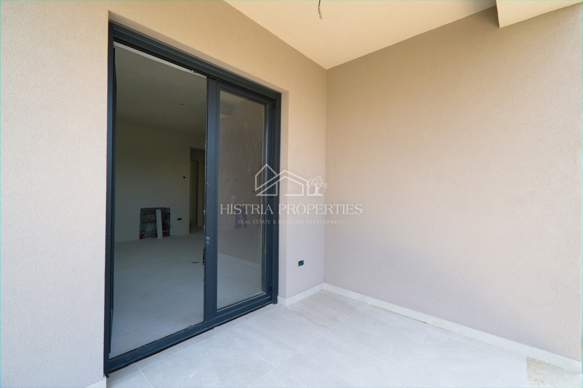 Novo stanovanje s teraso 5,5 km od Poreča v kakovostni novogradnji