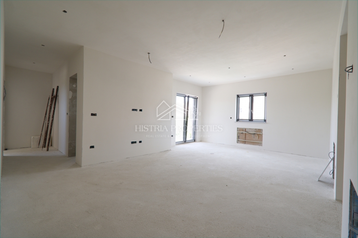 Novo stanovanje s teraso 5,5 km od Poreča v kakovostni novogradnji