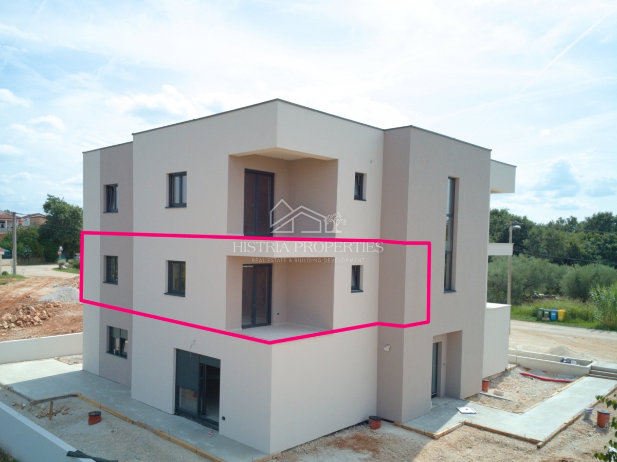 Novo stanovanje s teraso 5,5 km od Poreča v kakovostni novogradnji