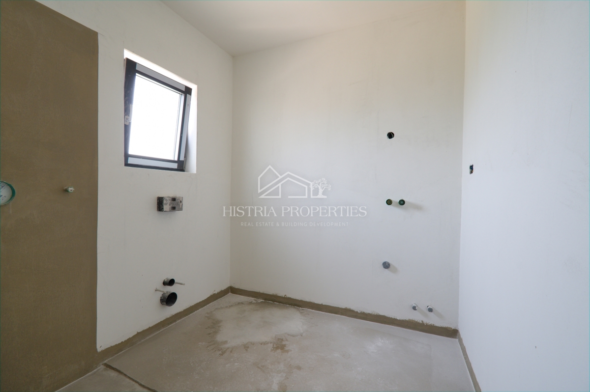 Novo stanovanje s teraso 5,5 km od Poreča v kakovostni novogradnji
