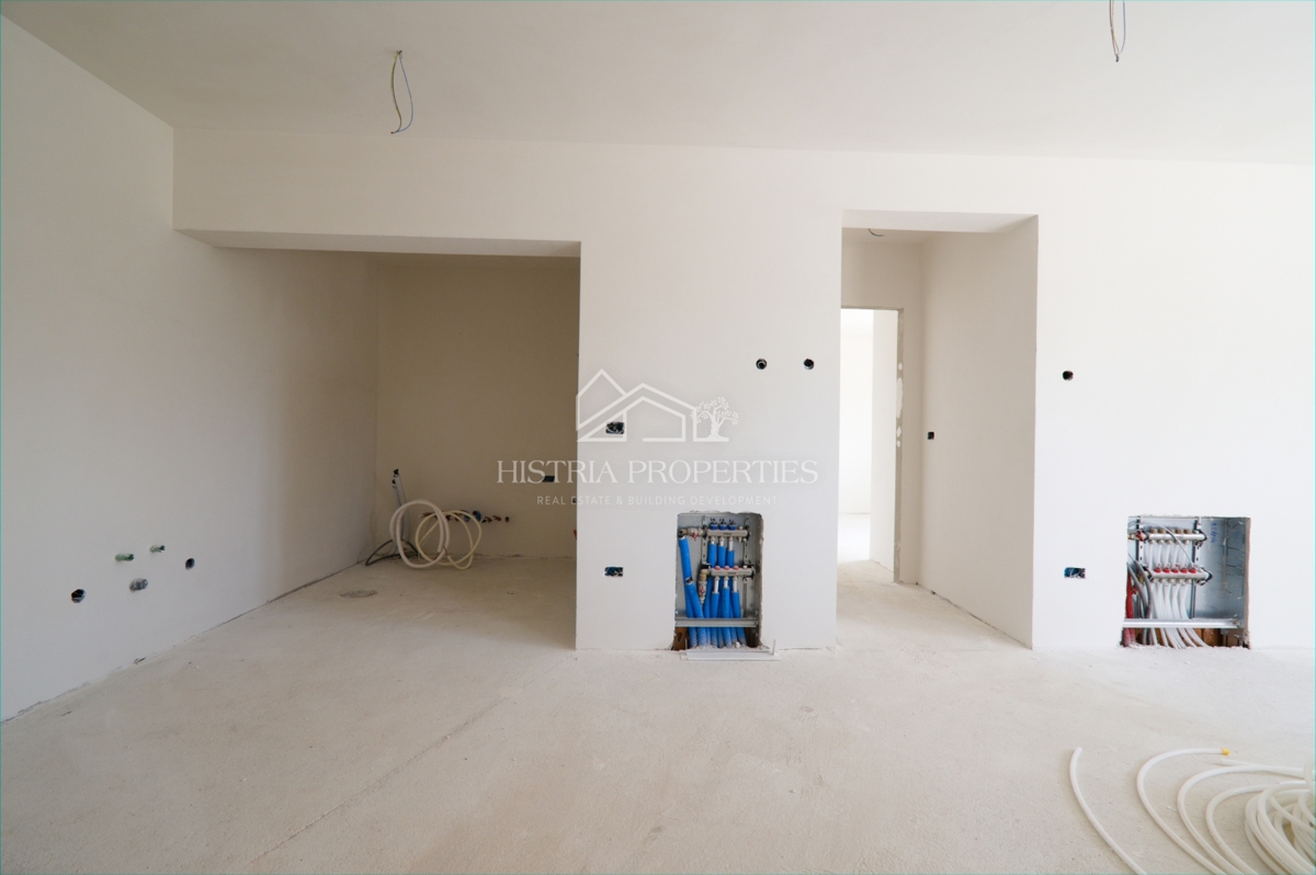 Novo stanovanje s teraso 5,5 km od Poreča v kakovostni novogradnji