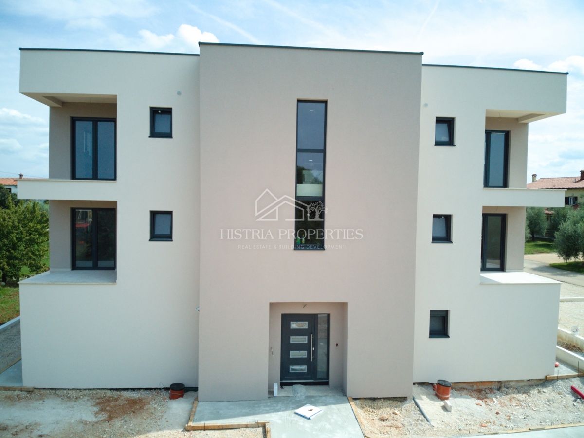 Novo stanovanje s teraso 5,5 km od Poreča v kakovostni novogradnji