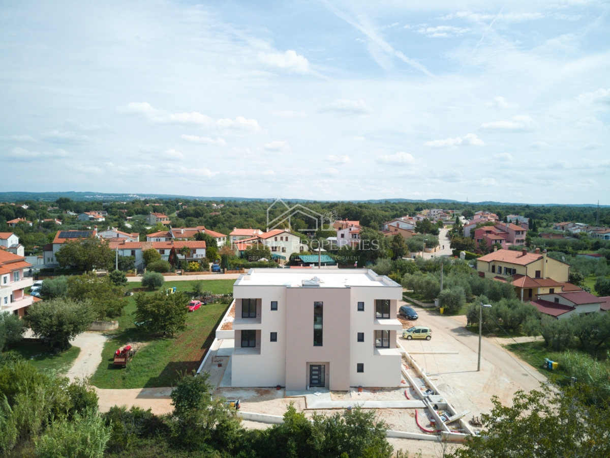 Novo stanovanje s teraso 5,5 km od Poreča v kakovostni novogradnji