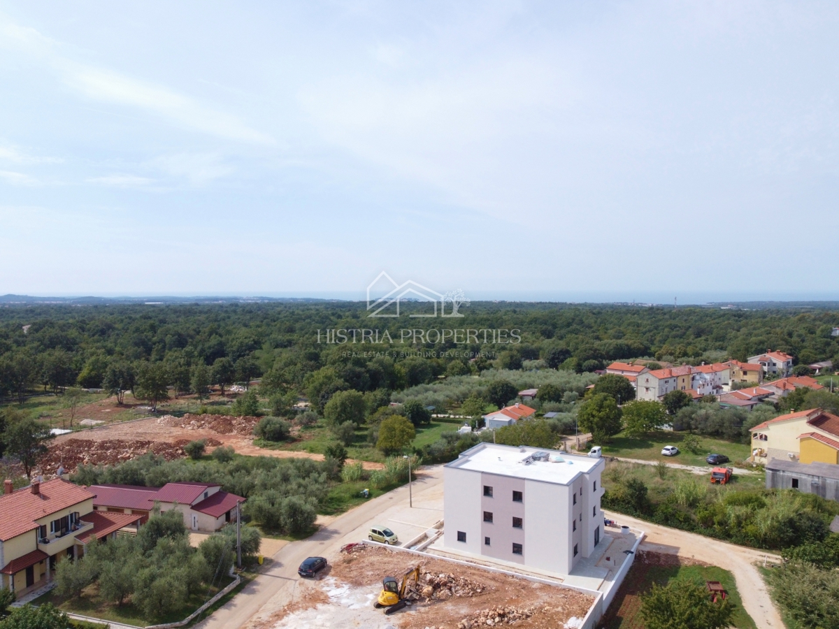 Novo stanovanje s teraso 5,5 km od Poreča v kakovostni novogradnji