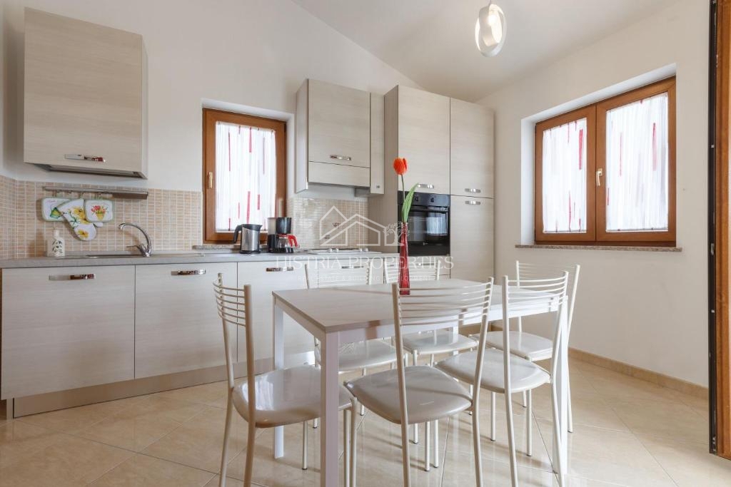 Lepo urejena enodružinska hiša z bazenom in velikim vrtom