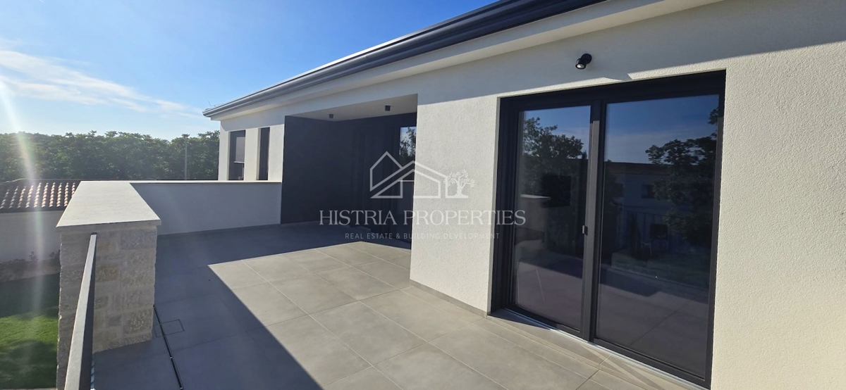 Izjemno kakovostna in moderna hiša, obdana z vonjem narave, popolnoma opremljena in opremljena