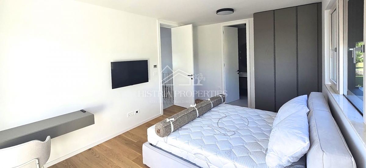 Izjemno kakovostna in moderna hiša, obdana z vonjem narave, popolnoma opremljena in opremljena