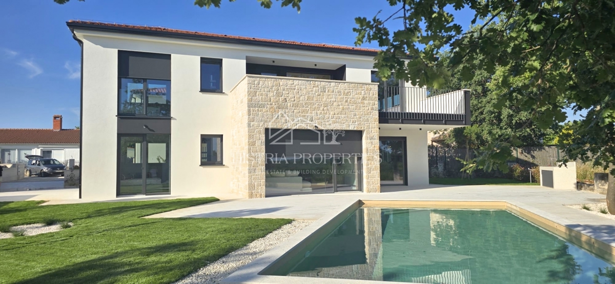 Izjemno kakovostna in moderna hiša, obdana z vonjem narave, popolnoma opremljena in opremljena