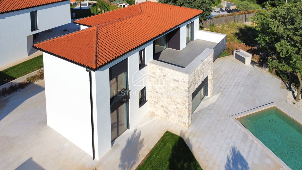 Izjemno kakovostna in moderna hiša, obdana z vonjem narave, popolnoma opremljena in opremljena