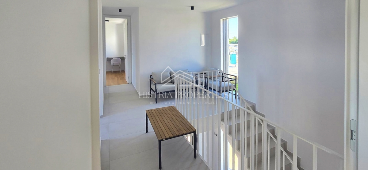 Izjemno kakovostna in moderna hiša, obdana z vonjem narave, popolnoma opremljena in opremljena