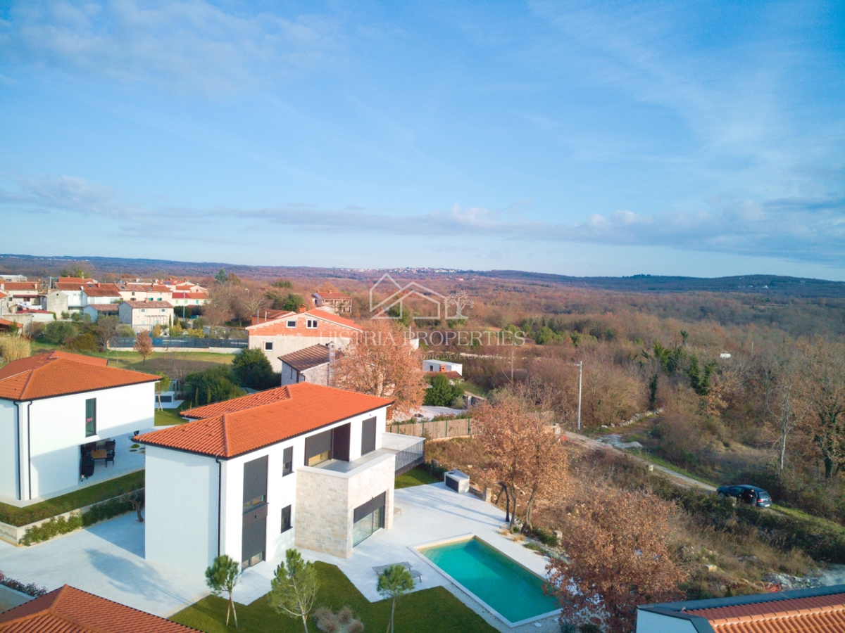 Izjemno kakovostna in moderna hiša, obdana z vonjem narave, popolnoma opremljena in opremljena