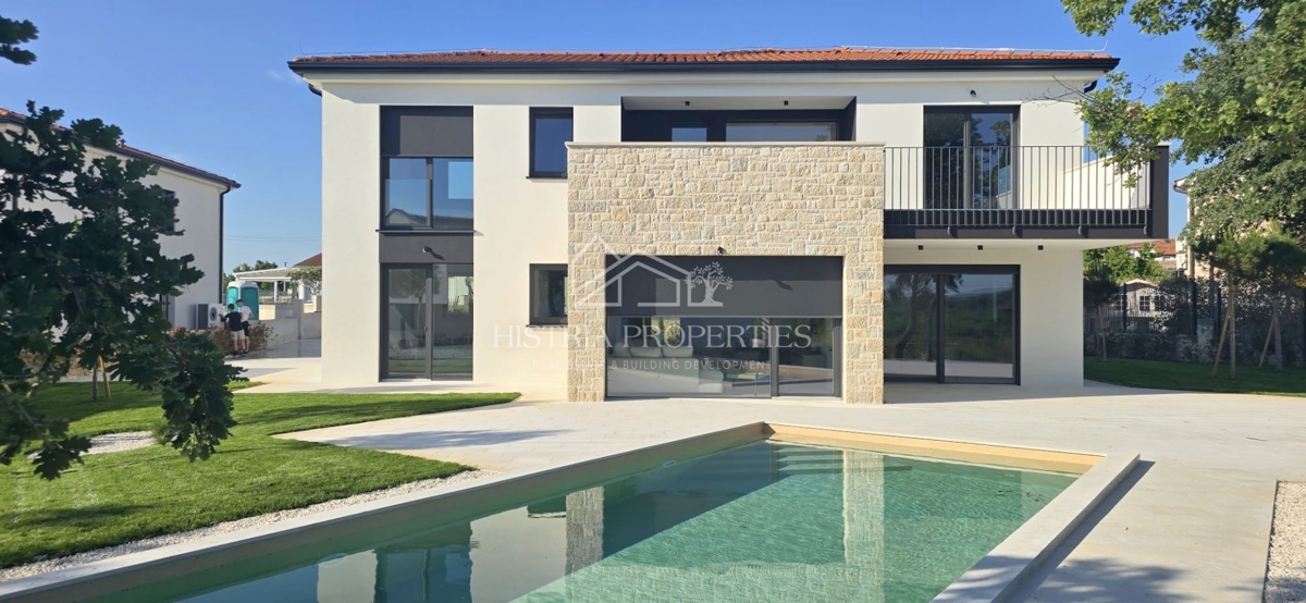 Izjemno kakovostna in moderna hiša, obdana z vonjem narave, popolnoma opremljena in opremljena