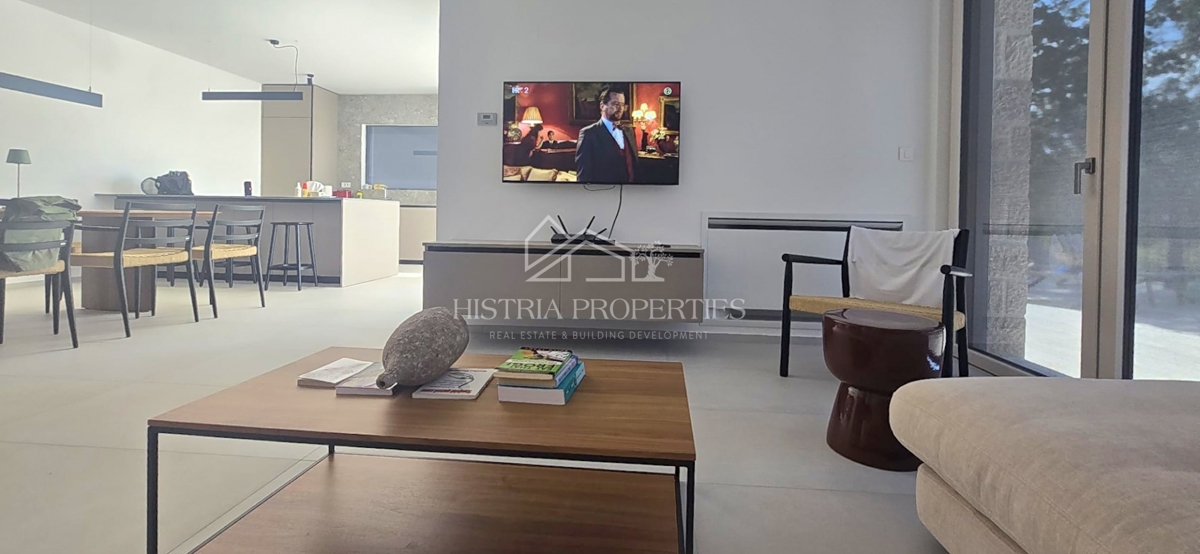 Izjemno kakovostna in moderna hiša, obdana z vonjem narave, popolnoma opremljena in opremljena