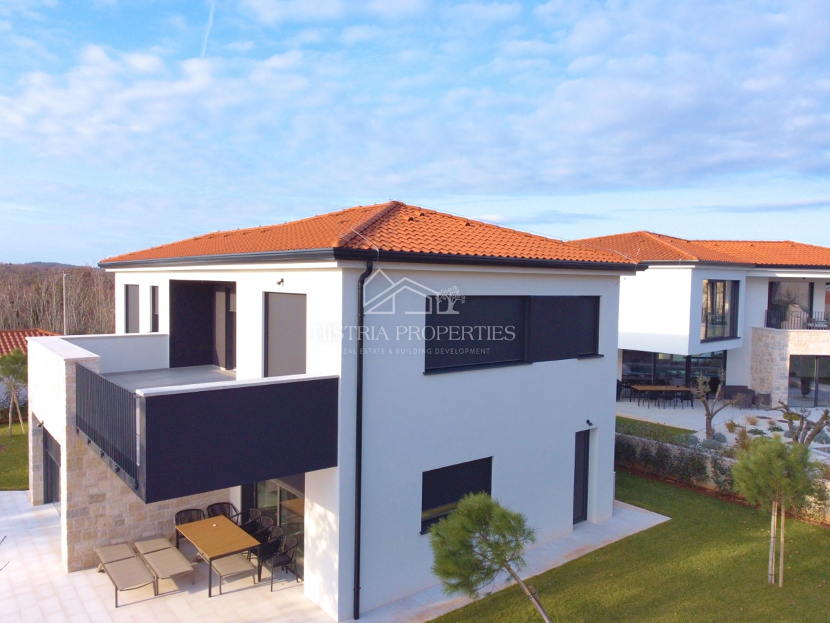 Izjemno kakovostna in moderna hiša, obdana z vonjem narave, popolnoma opremljena in opremljena