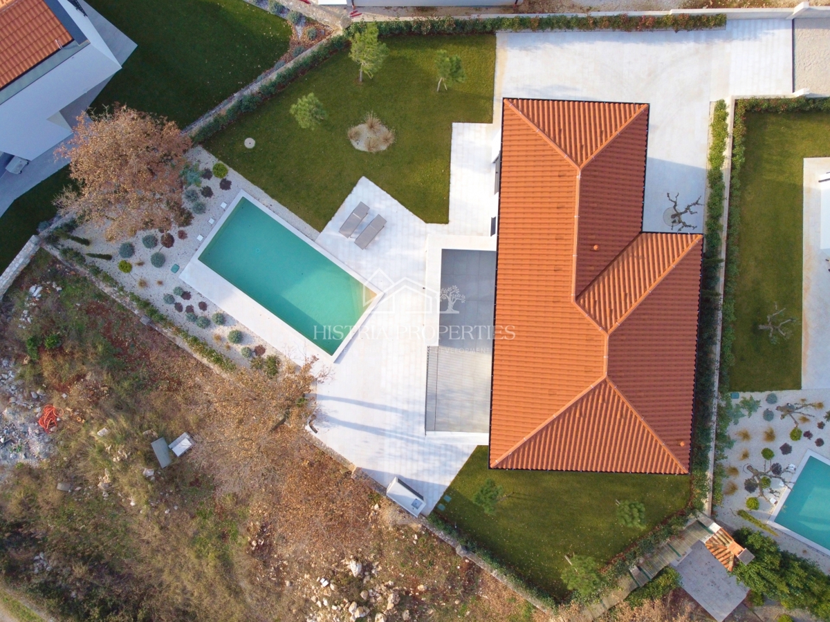 Izjemno kakovostna in moderna hiša, obdana z vonjem narave, popolnoma opremljena in opremljena