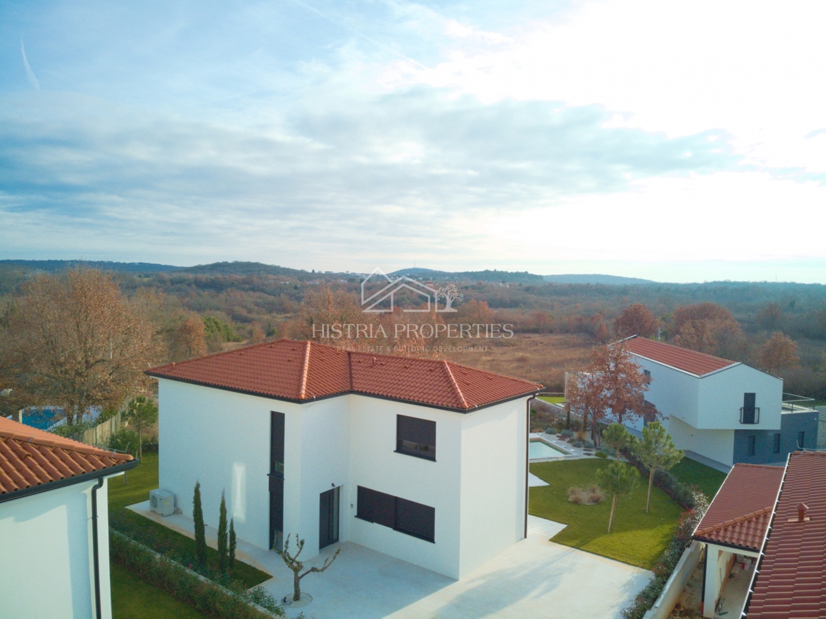 Izjemno kakovostna in moderna hiša, obdana z vonjem narave, popolnoma opremljena in opremljena