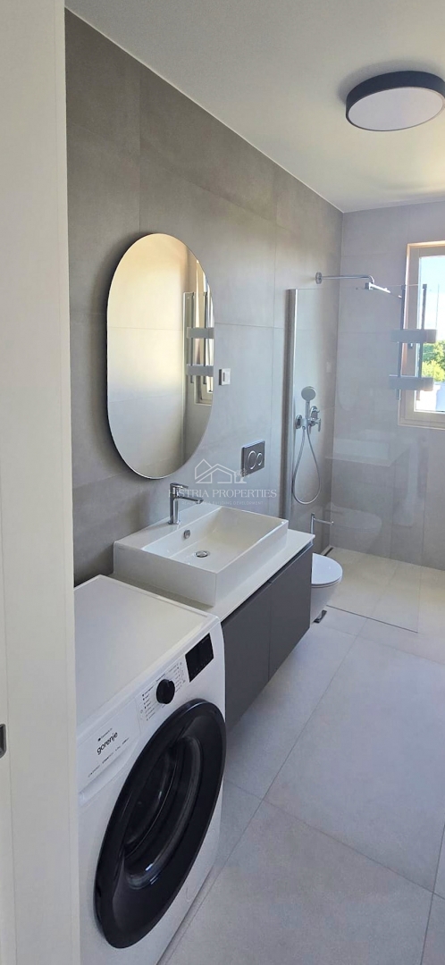 Izjemno kakovostna in moderna hiša, obdana z vonjem narave, popolnoma opremljena in opremljena