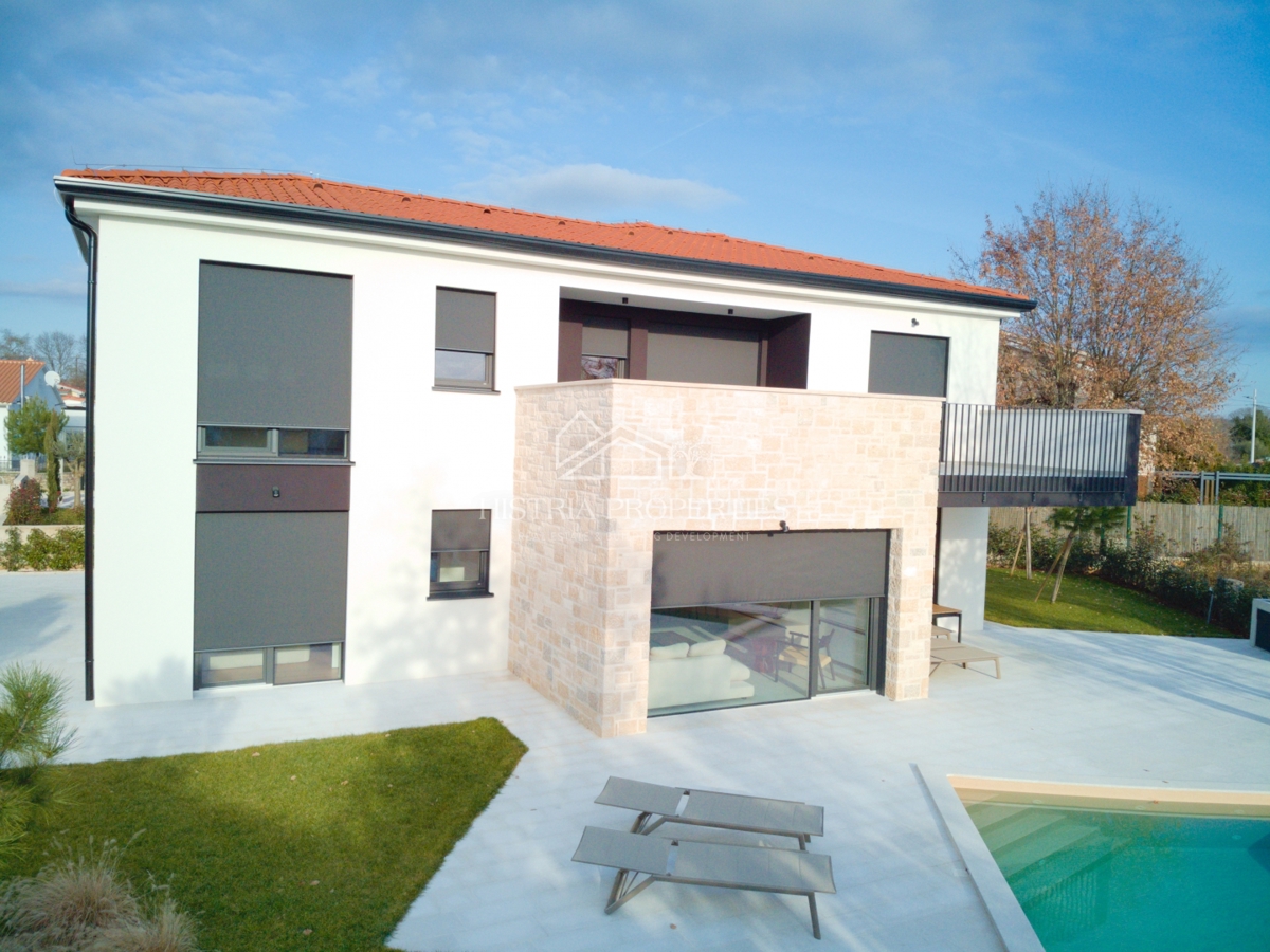 Izjemno kakovostna in moderna hiša, obdana z vonjem narave, popolnoma opremljena in opremljena