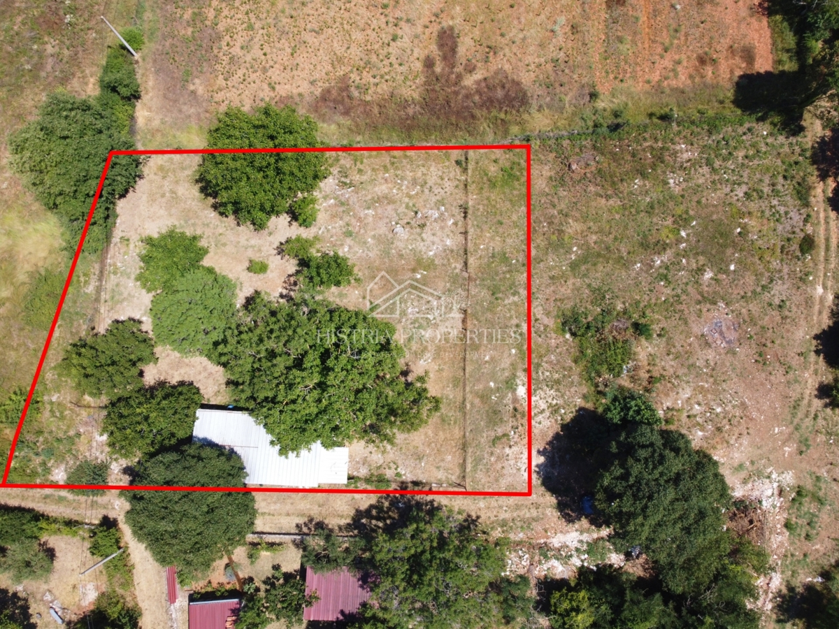 Gradbeno zemljišče v majhni istrski vasici, obdani z naravno idilo